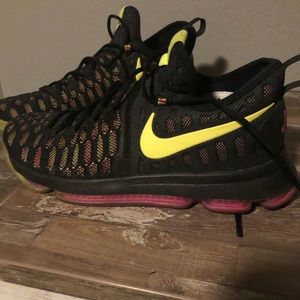 KD7 men’s shoes size 10.5 and hardly worn.  Asking $50